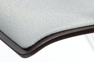 Die gepolsterte abgerundete Sitzfläche sorgt für ein bequemes Sitzen