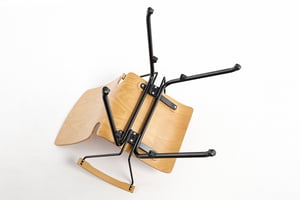 Von unten kann man die hochwertige Verschraubung der Schalenstühle mit Armlehne gut erkennen Von unten kann man die hochwertige Verschraubung der Schalenstühle mit Armlehne gut erkennen