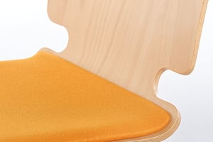 Die Ausbuchtung an der Rückenlehne sorgt für ein besonderes Aussehen