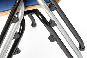 Die Stuhlbeine sind mit einem Stapelschutz aufgestattet