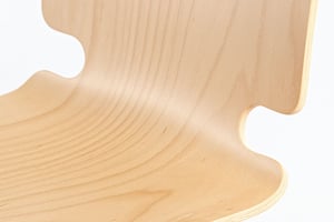 Die Auskerbung zwischen Sitzfläche und Rückenlehne