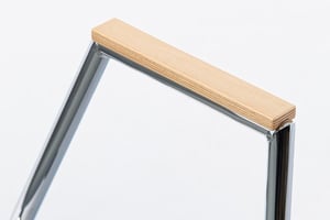 Die Armlehnen können mit Holzauflage ausgestattet werden