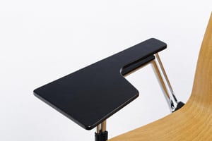 Das Tablar kann einfach hochgeklappt werden