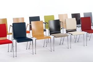 Das Stuhlmodell Alaska ist mit und ohne Armlehnen erhältlich