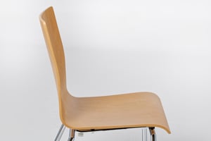 Die Rückenlehne des Alaska Schalenstuhl ist ergonomisch gebogen Die Rückenlehne des Alaska Schalenstuhl ist ergonomisch gebogen