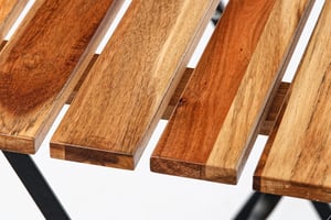 Das Holz der Tischfläche ist gut verarbeitet