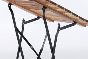 Der Amsterdam Tisch ist mit einem zuverlässigen Klappmechanismus ausgestattet