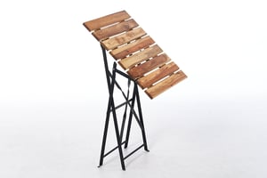 Der Amsterdam Tisch ist platzsparend zusammenklappbar