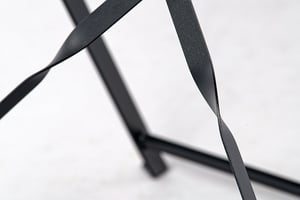Die flachen Stahlgestelle sind elegant gedreht