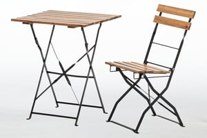 Die Amsterdam Stühle und Tische passen perfekt zueinander