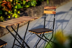 Die Klapptische mit Klappstuhl Amsterdam sorgt für ein angenehmes Flair