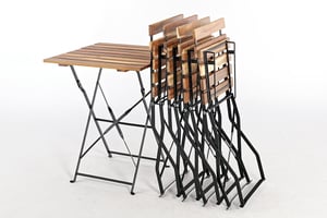 Robust und zugleich einladend - der Tisch Amsterdam