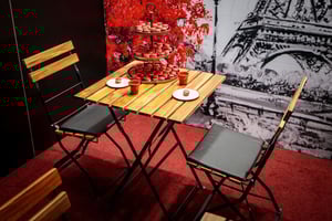 Vor allem in Kombination mit unseren klappbaren Amsterdam Stühlen wirkt der Klapptisch einladend durch seine konstruktiven Vorteile - einfach, robust und stabil