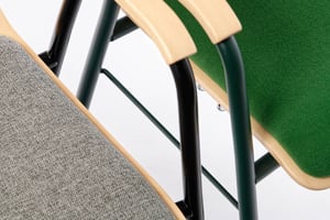 Nicht benötigte Stuhlverbinder verschwinden unter der Sitzfläche