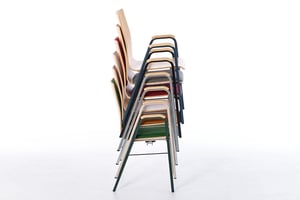 Auch hohe Stuhlstapel haben einen festen Stand