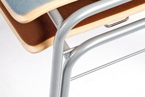 Die Querstanden der Gestelle unserer Arizona Stühle schützen die Sitzflächen beim Stapeln vor Druckstellen