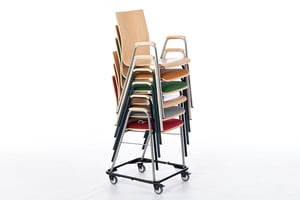 Mit dem Rollwagen können die Stuhlstapel einfach transportiert werden