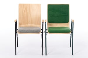 Mit dem optional integrierten Stuhlverbinder können feste Reihen gestellt werden