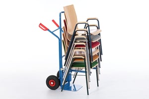 Mit der Stuhlkarre ist ein schneller Stuhltransport kein Problem