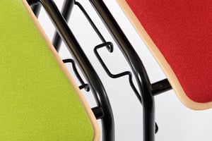 Die Stuhlverbinder am Gestell sind stabil verarbeitet