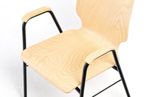 Helles Buchenschichtholz und schwarzes Stuhlgestell Helles Buchenschichtholz und schwarzes Stuhlgestell