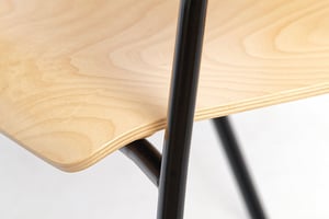 Schichtholz bildet die stabile Sitzschale Schichtholz bildet die stabile Sitzschale