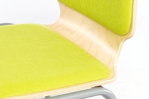 Der Holzschalenstuhl Atlanta SP RP hat eine Sitz- und Rückenpolsterung