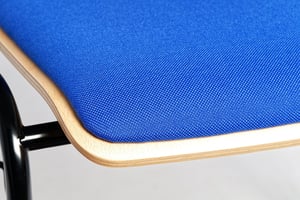 Die Holzsitzschale des Atlanta SP RP ragt unter der Sitzpolsterung vor