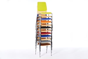 Die Stühle unserer Atlanta Familie lassen sich untereinander gut stapeln