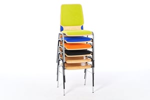 Durch die Querstreben an den Gestellen können beim Stapeln keine Druckstellen in der Polsterung entstehen