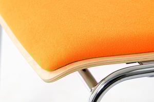 Durch die abgerundete Sitzschale ist auch die Polsterung angenehm gerundet