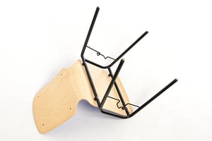 Festen Stuhlverbinder zum einhängen sind an den Querstangen am Gestell integriert