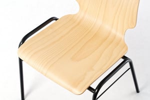 Die breite Sitzfläche lädt zum Sitzen ein