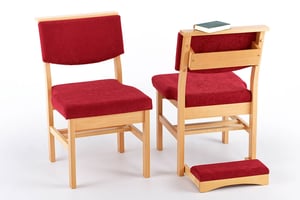 Der Kirchenstuhl Bamberg lässt sich mit Kniebank und Buchablage ergänzen