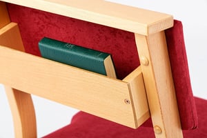 Im optional seperat erhältlichen rückseitigen Fach lassen sich Gebetbücher sorgsam verstauen