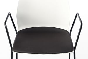 Das Sitzpolster passt sich der Rückenlehne an