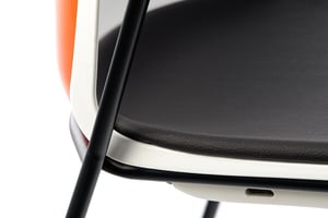 Die Biegung zur Rückenlehne und die Polsterung passen sich an