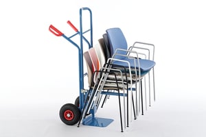 Mit der Stuhlkarre können die gestapelten Berlin AL SP einfach transportiert werden