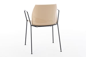 Der Armlehnenstuhl mit Kunststoffsitzschale von hinten