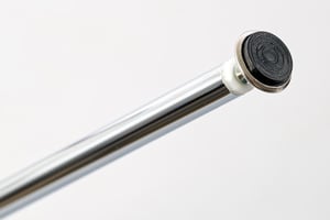 Die Kunststoffgleiter am Gelenk des verchromten Gestell