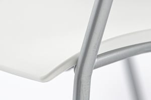 Die Kunststofsitzfläche ist abgerundet