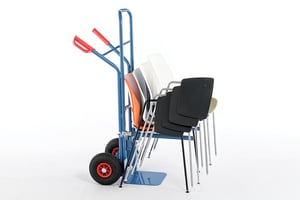 Mit der Stuhlkarre können unserer stapelbaren Collegestühle transportiert werden