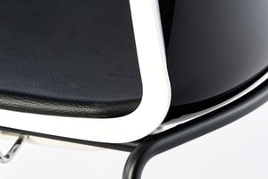 Die Biegung zwischen Sitzfläche und Rückenlehne ist durch die Kante noch stabiler