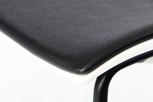 Die Polster sind perfekt auf die Kunststoffsitzfläche angepasst