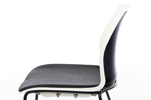 Die Rückenlehne ist leicht gebogen