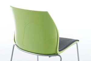 Die Rückseite der Rückenlehne ist glänzend