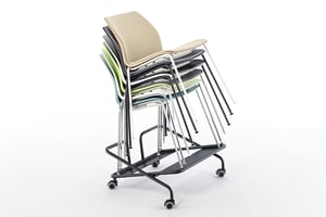 Mit dem Rollwagen können die gestapelten Stühle problemlos transportiert werden