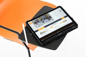 Als Ablagefläche kann das Schreibtablar genutzt werden