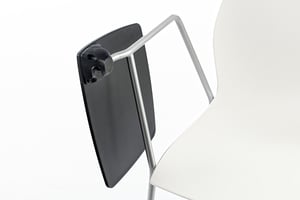 Das Schreibtablar klappt gefedert in die eingeklappte Position zurück