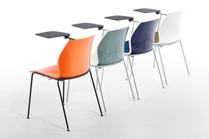 Die Rückseite der zweifarbigen Kunststoffstühle kann ausgewählt werden